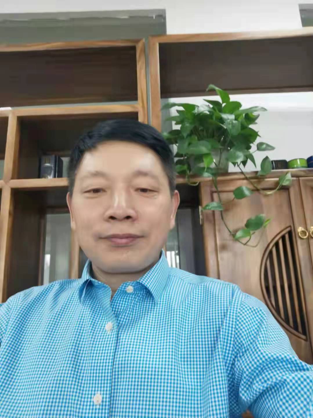 【今日相亲上海】自营业主殷先生爱唱歌，爱下棋，爱健身